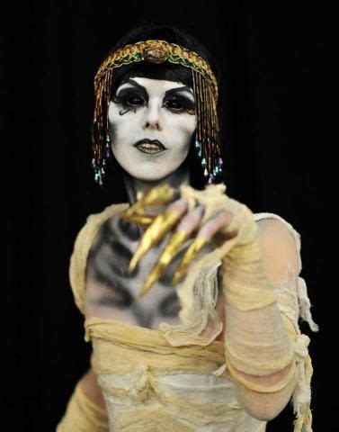 Cleopatra zombie. Love the eye makeup. | Halloween makeup scary, Halloween costumes makeup ...