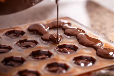 Chocolate Molding 101: how to prepare chocolate for molds?