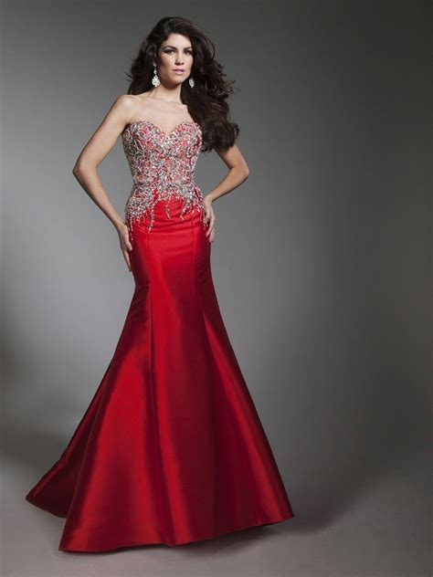 #red gown #bedazzle #corsettop Formal Wear Dresses, Formal Gowns, Fancy Dresses, Pretty Dresses ...