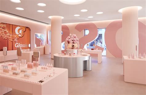 Glossier’s Los Angeles store takes cues from Hollywood studios – Designlab