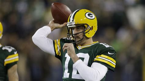 Aaron Rodgers Heads to Locker Room with Left Shoulder Injury - Acme Packing Company