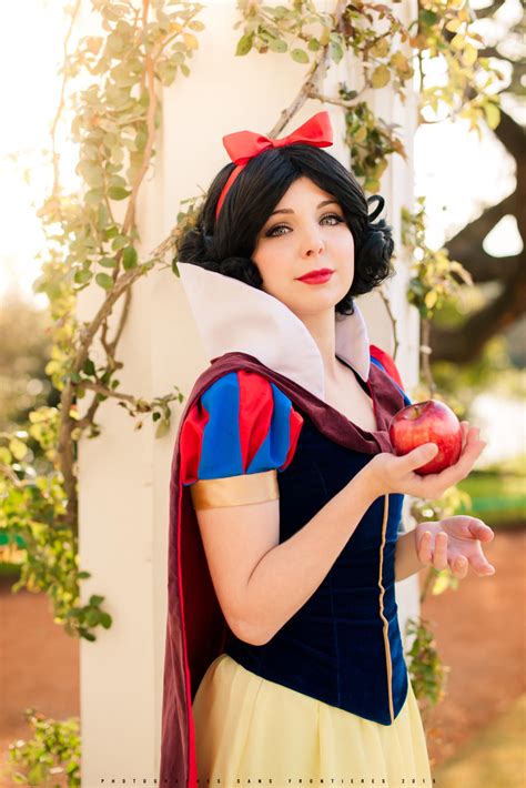 Snow White - Cosplay by Thecrystalshoe on DeviantArt