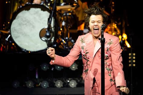 Harry Styles covered 1D at Dallas concert, but he's expertly moved on from the boy band days