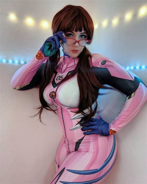 Este cosplay de Mari de Evangelion demuestra que el plug suit rosa es ...