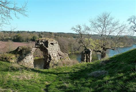 Roxburgh Castle Ruins © Mary and Angus Hogg cc-by-sa/2.0 :: Geograph Britain and Ireland