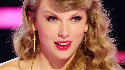 Taylor Swift's 2022 AMAs Appearance Has Fans Speculating About Her Next Album