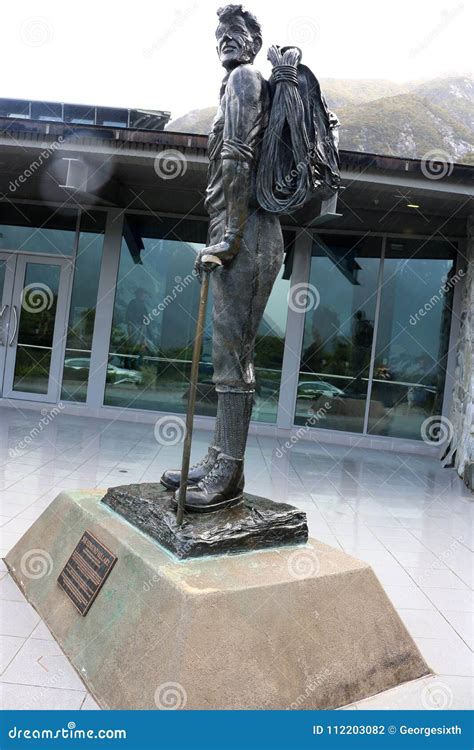 Sir Edmund Hillary Statue, Mount Cook, New Zealand Editorial Photography - Image of 2003, edmund ...