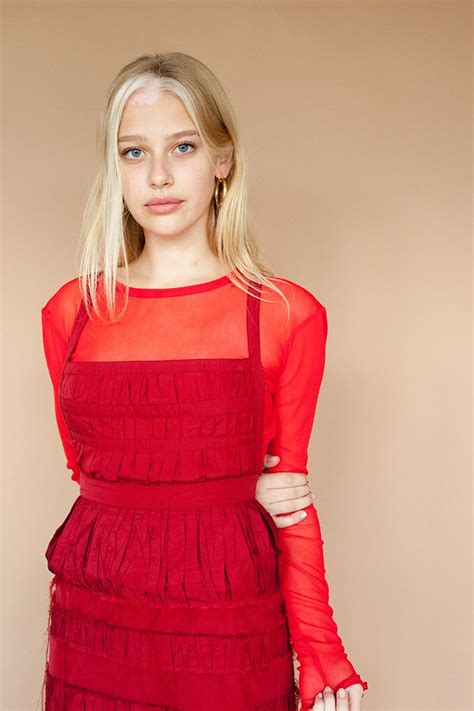 4 cool red outfits to wear if you want to get in on the head-to-toe red trend Multicolored Hair ...