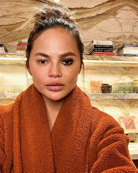 Chrissy Teigen Shows What She Looks Like with and Without Makeup