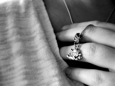Fotoğraf : el, siyah ve beyaz, halka, parmak, Tek renkli, kol, kolye, evlilik yüzüğü, kapatmak ...