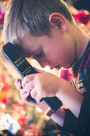 cross, holy, book, bible, reading, religious, hand, bokeh, kid, praying | Pxfuel