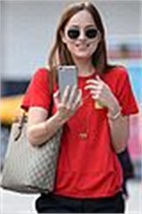 Dakota Johnson Selfies Her Way Around NYC!: Photo 3787627 | Dakota Johnson Photos | Just Jared ...