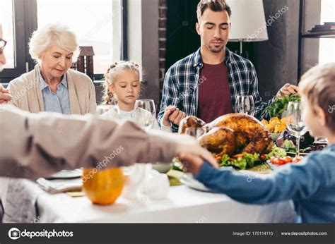 Family holding hands and praying on thanksgiving — Stock Photo ...