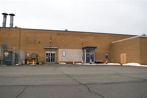 Dead and Dying retail: Shenango Valley Mall in Hermitage, Pennsylvania