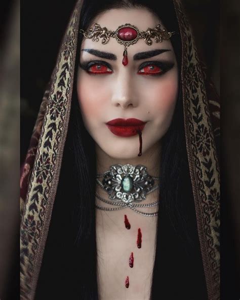 Pretty vampire queen 💖🖤💖🖤 Credit :@mahafsoun #alternativemodel #artist ...