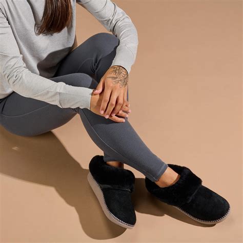 Ku‘i Women‘s Slip-On Slippers - Black / Fog | OluKai