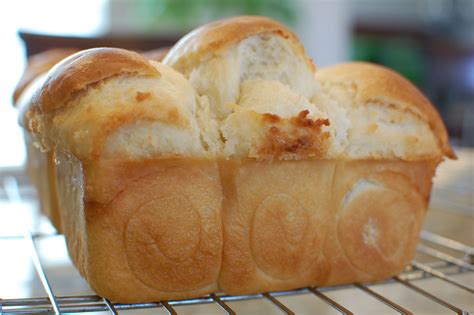 Chinese Coconut Milk Bread (Chinese Coconut Milk Buns) - OMG these are sooooo good! Using ...