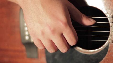 LESSON: HOW TO FINGER-PICK GUITAR (classical finger style technique ...