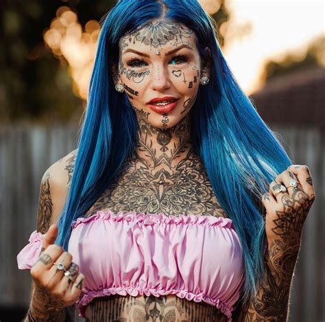 Na obrázku může být: jeden člověk nebo víc lidí a venku (With images) | Girl face tattoo, Face ...