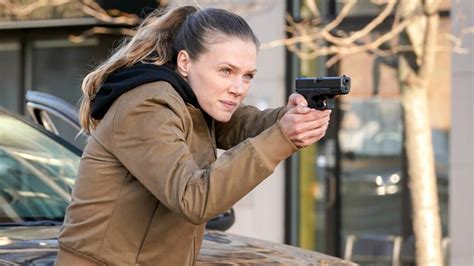 'Chicago P.D.': Tracy Spiridakos Warns 'Hailey's Worried About Jay' in ...