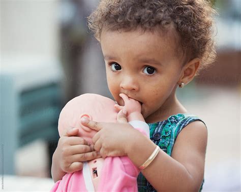 «A Pretty Toddler Girl Holding Her Baby Doll» del colaborador de ...