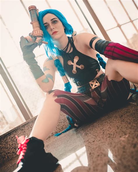 Cosplayer brasileira impressiona com incrível cosplay da Jinx de League ...