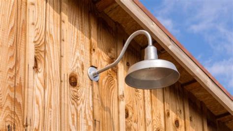 6 Best Barn & Stable Lights - Types & Which One Is Best For You