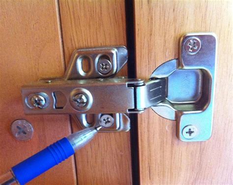 How To Install A Lock On Kitchen Cabinet Door | www.cintronbeveragegroup.com