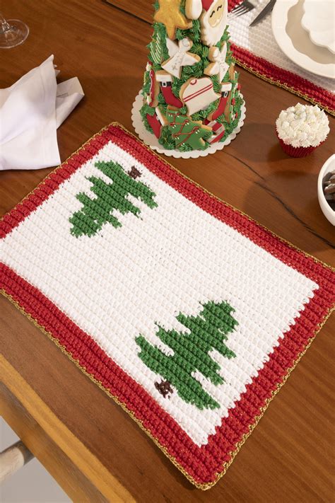 Crochet Christmas Tree Placemat Pattern (Free PDF) | FaveCrafts.com