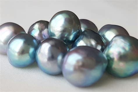 Baroque akoya pearls with a natural silver blue tone - Zylana