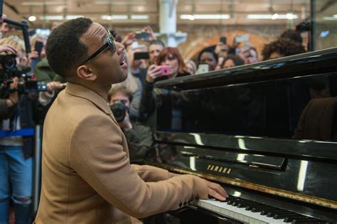 ¡John Legend se pone a tocar el piano por sorpresa en Londres! | LiveNationTv