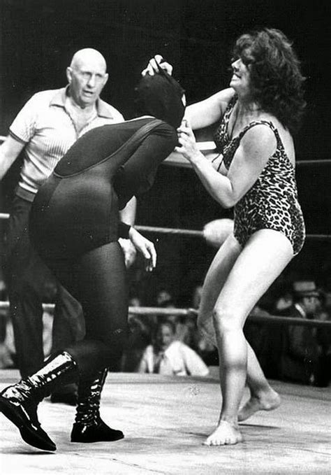 Womens Pro Wrestling: Ann Casey - Barefoot Women Wrestlers