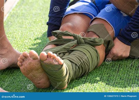 First Aid Leg Fracture Budy Splint Stock Image - Image of traditional, health: 130627373