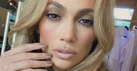 Jennifer Lopez's Flower Nail Design Actually Utilizes *Real* Florals