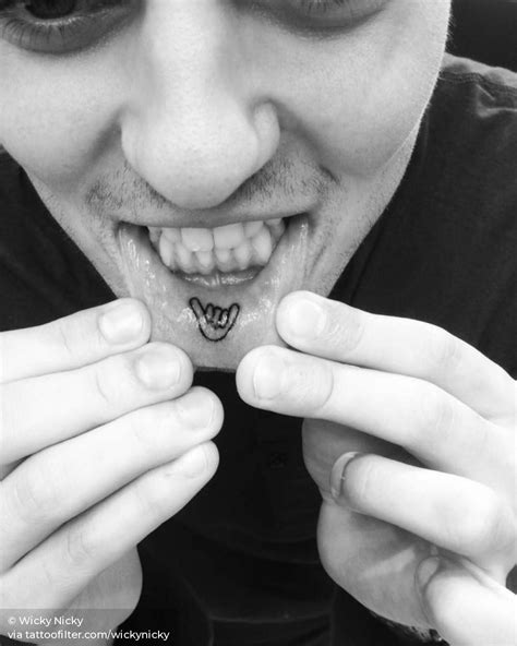 Pin by Small Tattoos on Tatuajes anatómicos para hombres | Shaka tattoo ...