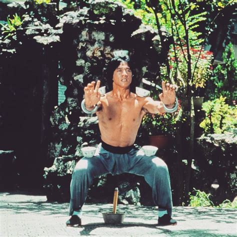 Jackie Chan in Drunken Master | Hombres famosos, Artistas marciales, 80 caricaturas