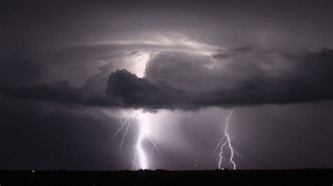 Electric storm at 30,000ft: Passenger captures astounding pyrotechnics ...