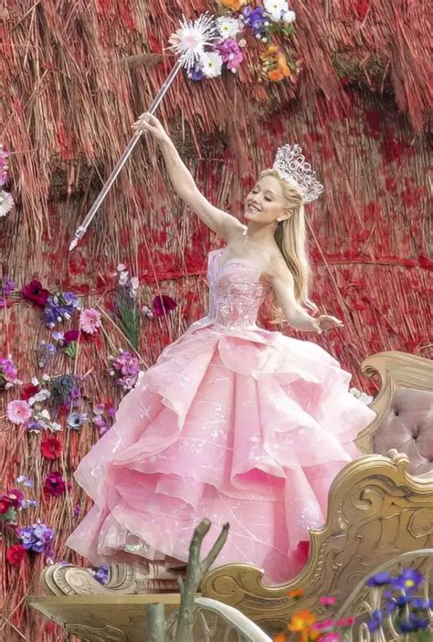 El primer vistazo de Ariana Grande como Glinda en Wicked