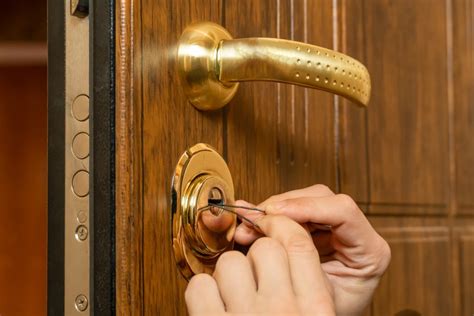 How To Pick A Door Lock With Household Items