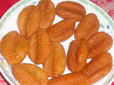 its the traditional food of bangladesh,,,, the name of this is 'Chiruni Pitha' | Food, Homemade ...