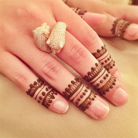 Instagram: @Niftee #FashionFriday Henna Hand Designs, Finger Mehndi Designs Arabic, Beautiful ...