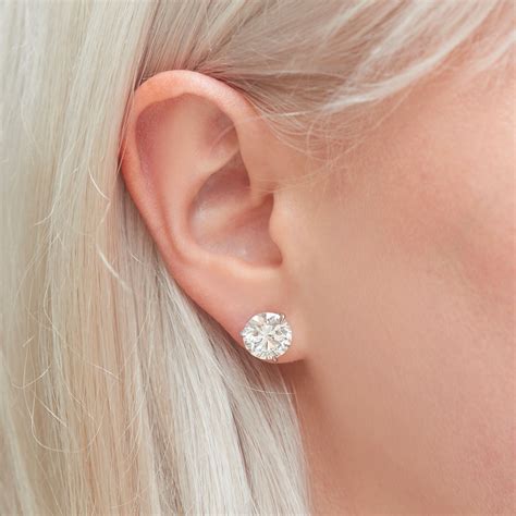 Round diamond stud earrings | Diamond earrings studs round, Diamond earrings studs, Round ...