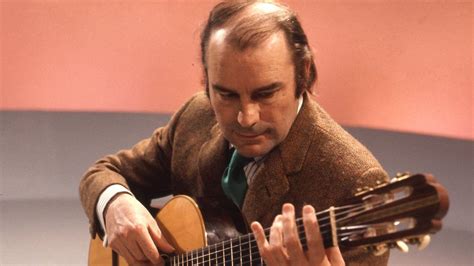 Julian Bream: Classical guitarist dies aged 87 - BBC News