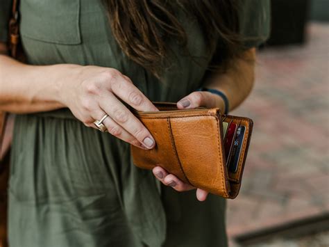 5 Rekomendasi Dompet Wanita di Bawah 100 Ribu, Tapi Elegan Banget ...