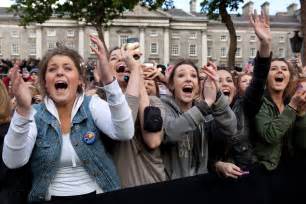 Файл:Women cheer Barack Obama in Dublin, Ireland.jpg — Википедия