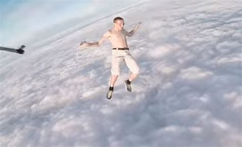 Skydiver Jumps With No Parachute [VIDEO]