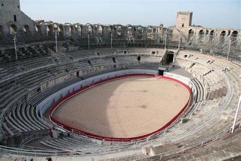 Arles Amphitheatre - Wikipedia, the free encyclopedia | Alpes du sud, Lieux à visiter, Palais de ...