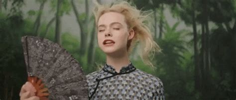 Elle-Fanning GIFs - Find & Share on GIPHY