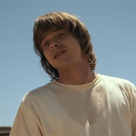 charlie heaton as jonathan byers in stranger things season 4 em 2022