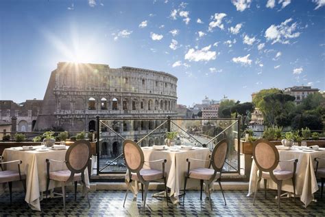 Le restaurant Aroma occupe la magnifique terrasse du Palazzo Manfredi ...